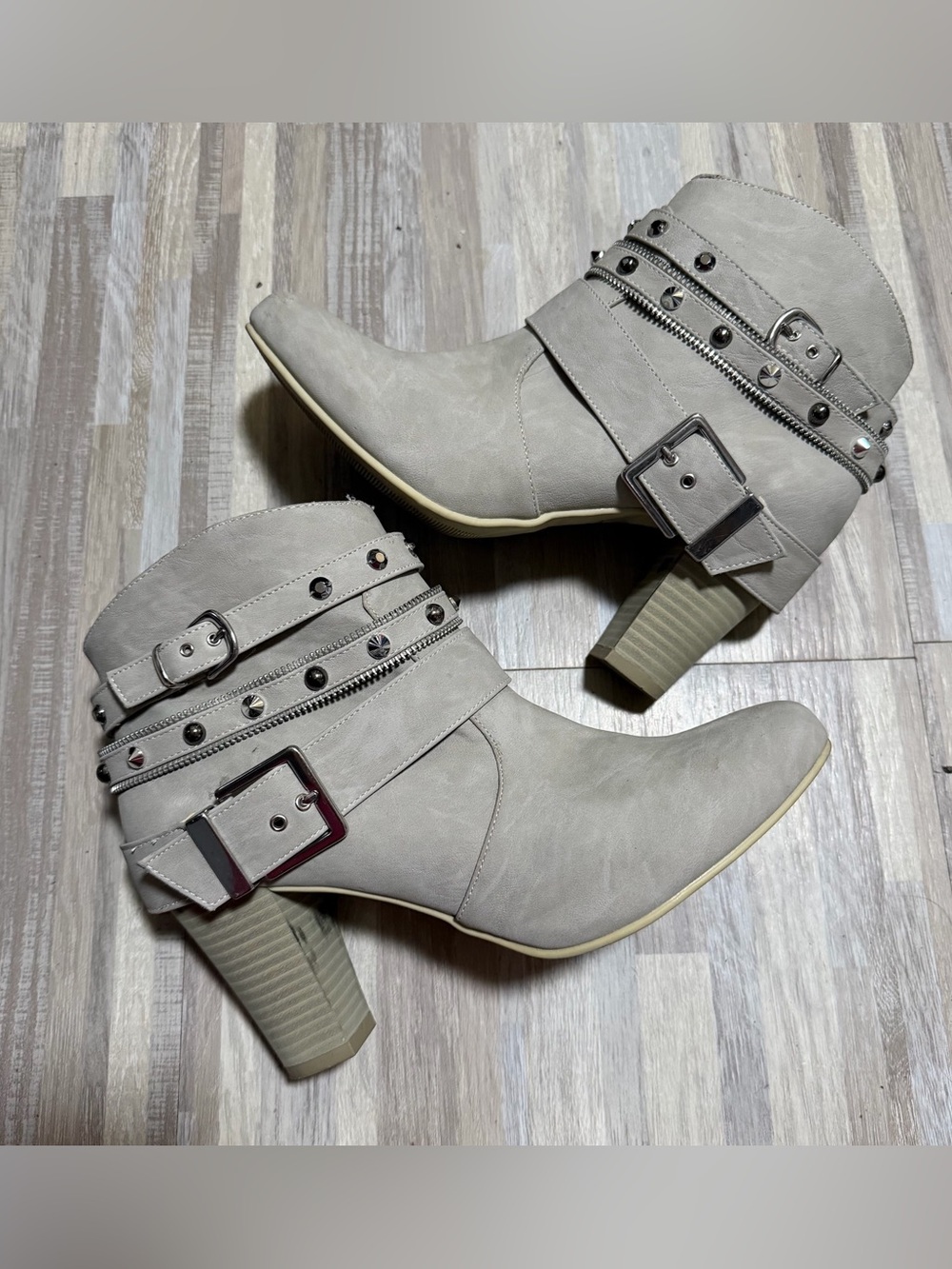 Super cute Jennifer Lopez boots